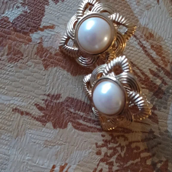 Vintage Faux Pearl Gold Clip On Earrings - Picture 3 of 4